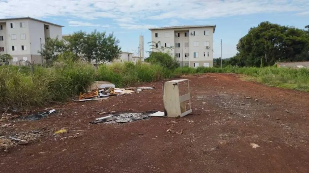 Moradores denunciam o descarte irregular de lixo em terrenos que já foram limpos pela Secretaria de Meio Ambiente