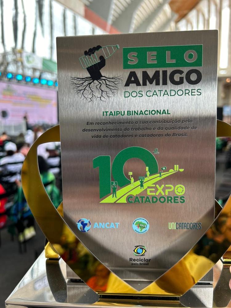 Itaipu recebe selo Amigos dos Catadores e Catadoras