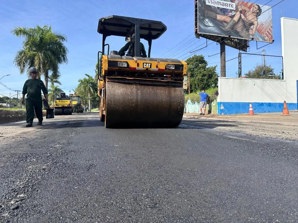 Asfalto quente, em compra emergencial, vai resolver problemas na Av. das Cataratas, causados pela chuva