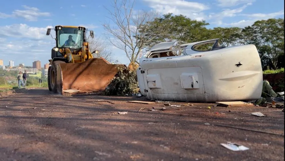 Prefeitura limpa, mas os “porcos” não conseguem manter local descente na Vila Portes 