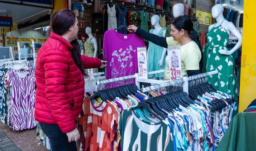 Comércio gera 40% dos empregos em Foz do Iguaçu no primeiro semestre de 2025