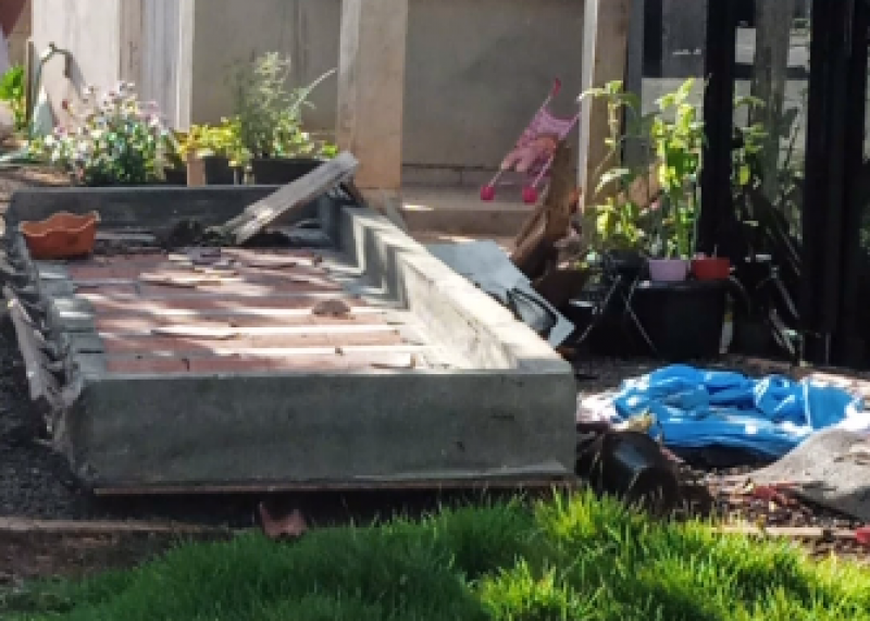 Laje cai sobre duas crianças que brincavam na piscina 