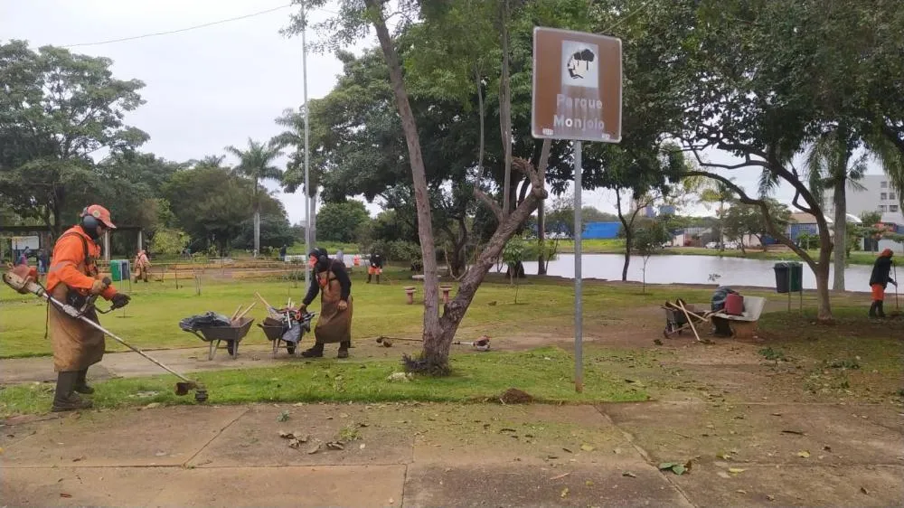 Zeladoria em Foz do Iguaçu: Parque Monjolo recebe ação de limpeza e manutenção
