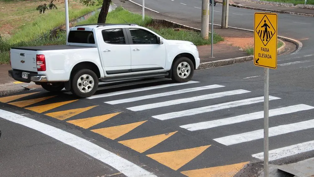 Vereador Adriano Rorato solicita lombada elevada na Avenida JK