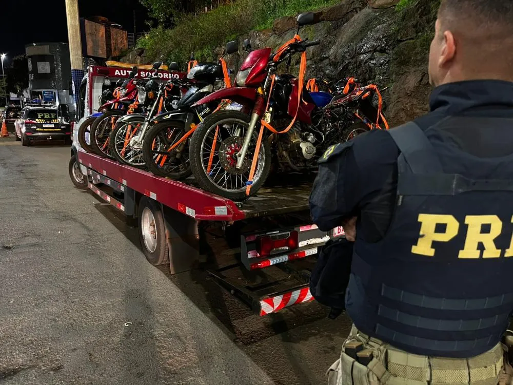 Três caminhões guincho lotados de motos apreendidas na Aduana da PIA 