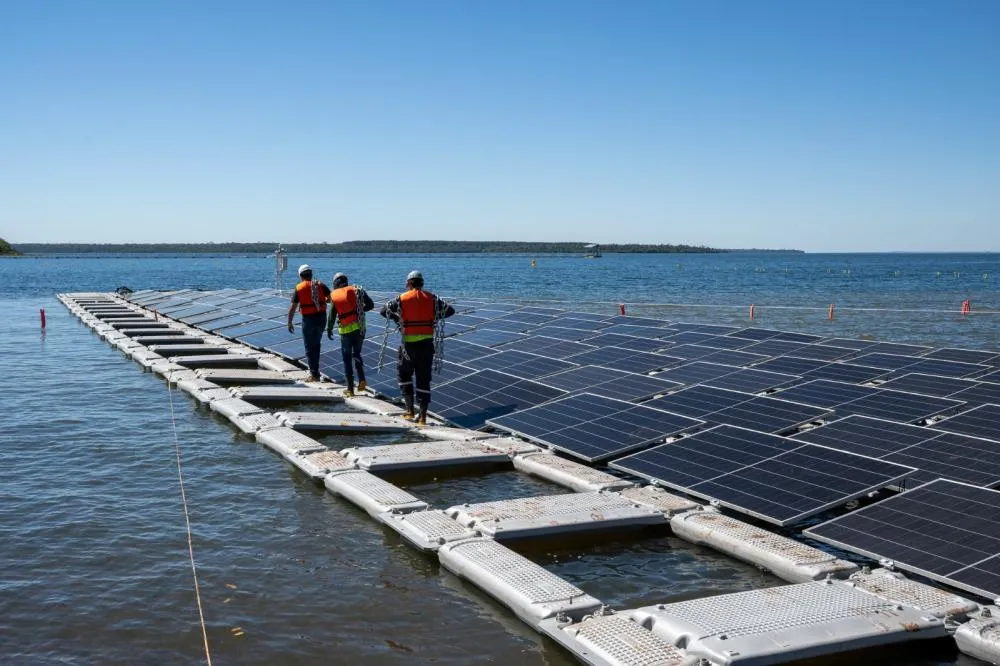 Itaipu inicia montagem da usina solar flutuante no reservatório 