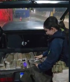 PRF apreende carro carregado de droga em Santa Terezinha de Itaipu
