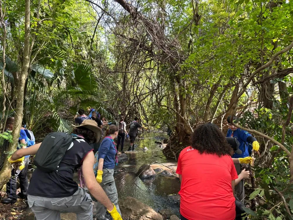 Secretaria de Meio Ambiente faz ação de limpeza de rios e cachoeiras em sete pontos de Foz